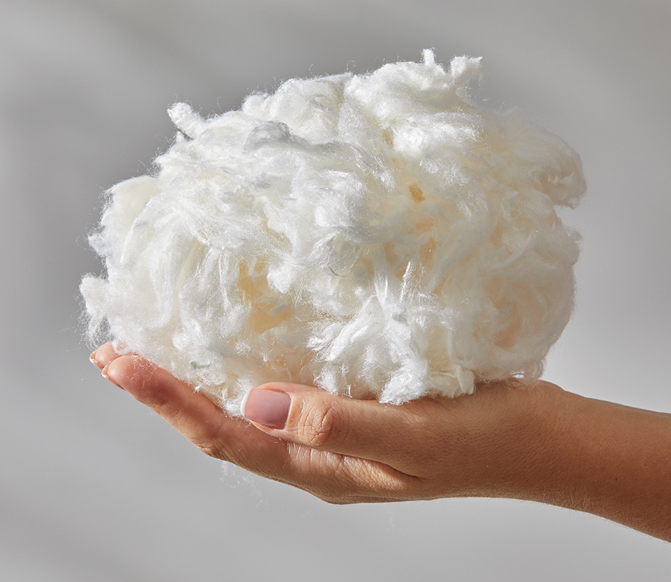 Bambu dolgu malzemesi, doğal yapısı sayesinde nefes alabilirlik sağlarken nem emme kapasitesi ile de hijyenik bir uyku deneyimi sunar.