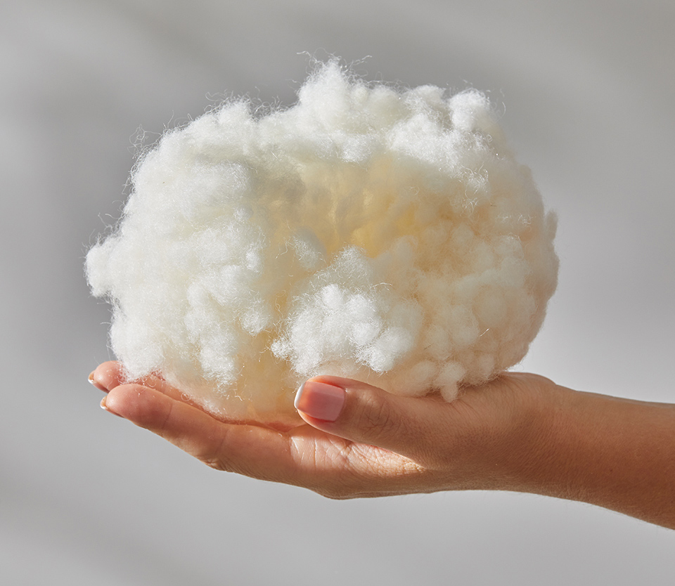 Superwashed Yün Dolgu, yüksek sıcaklıklarda yıkanarak temizlenmiş ve yumuşaklığı artırılmış bir malzemedir.