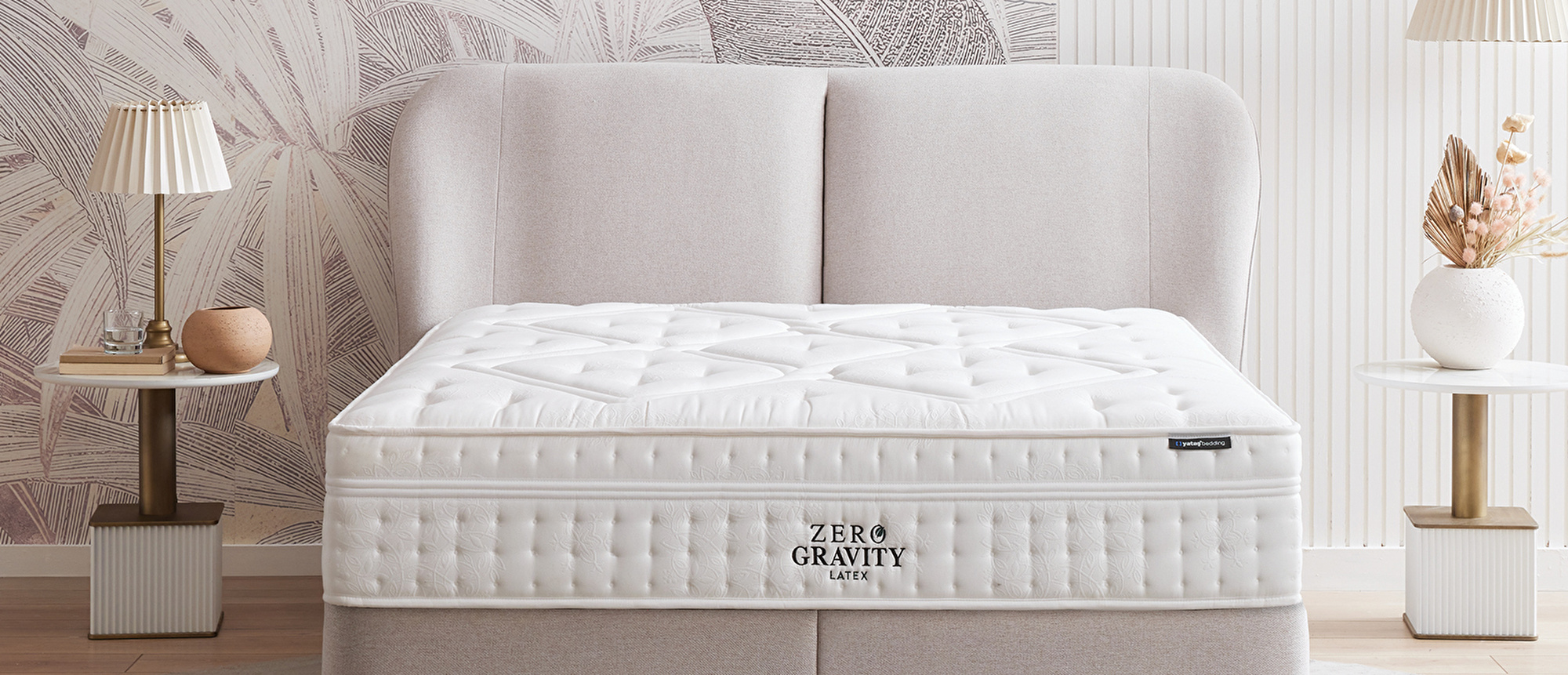 De Marlin boxspring en het hoofdbord bieden naast een harmonieus, opvallend ontwerp ook gebruiksgemak. Met een zachte vormgeving, twee stoffen en stikseldetails zetten zij een verfijnd ontwerp neer. Deze bijzondere set is de keuze voor wie de slaapkamer een eigen sfeer wil geven en vormt samen met het Zero Gravity matras een elegant geheel.