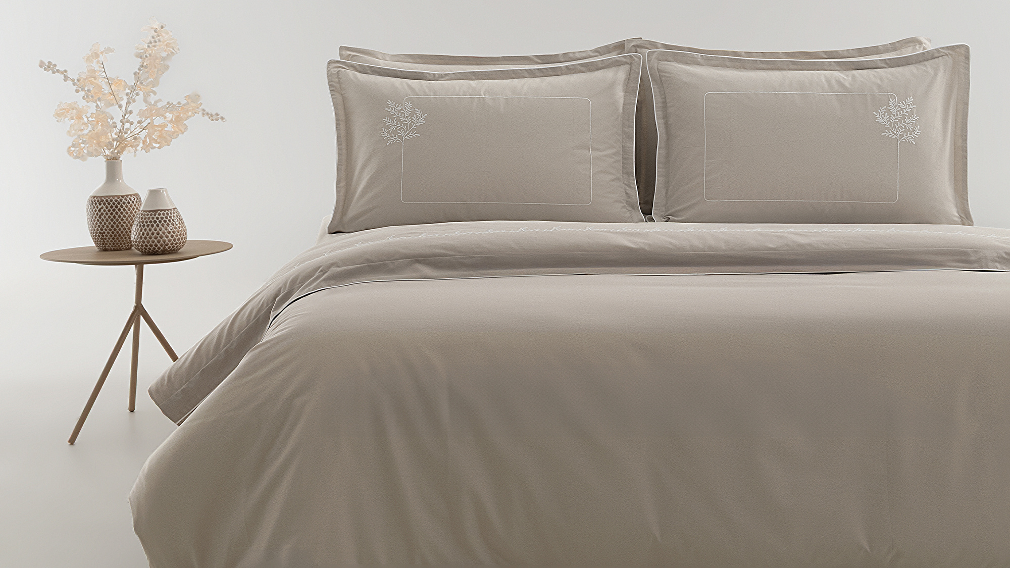 Fijn uitgewerkte borduurdetails geven uw bed een verfijnd accent.